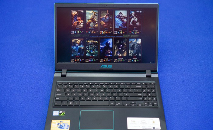 Cận cảnh laptop chơi game Asus F560 giá rẻ cho học sinh, sinh viên: GTX 1050, viền mỏng NanoEdge, sạc nhanh 50% trong 39 phút