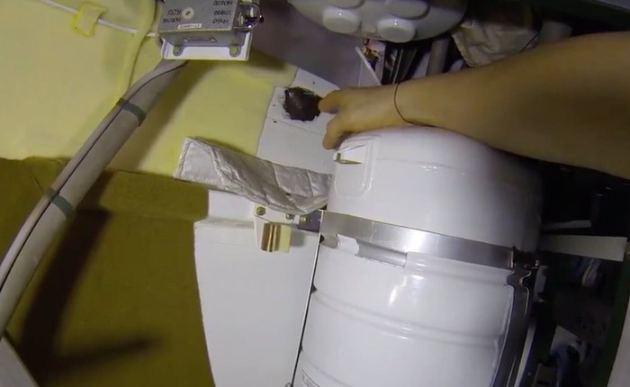 Bằng một video thực tế, phi hành gia Nga dập tắt tin đồn lấy tay bịt lỗ thủng trên trạm vũ trụ