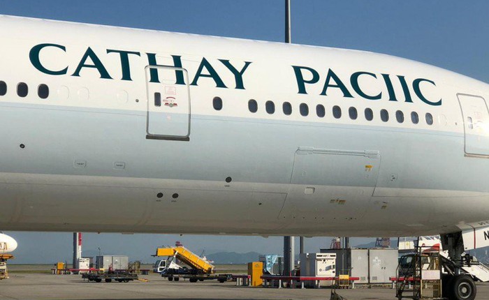 Logo trên máy bay của Cathay Pacific thiếu mất chữ "F", phải sơn lại mất vài nghìn USD