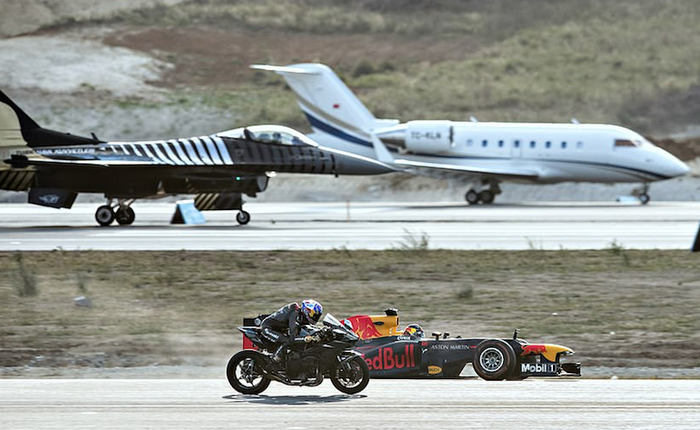 Cùng chiêm ngưỡng cuộc tỉ thí có-1-không-2 giữa siêu mô tô, xe công thức 1, siêu xe và phi cơ trên đường đua 400 mét