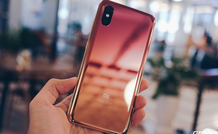 Trên tay Xiaomi Mi 8 Pro: Mi 8 thêm cảm biến vân tay dưới màn hình, màu gradient bắt mắt