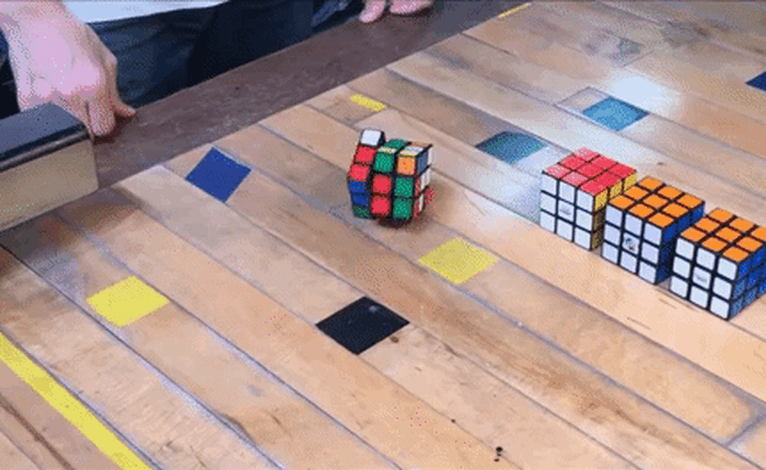 Sau hàng chục năm bị con người "lôi đầu" ra giải, giờ khối vuông Rubik có thể tự giải chính mình luôn rồi!