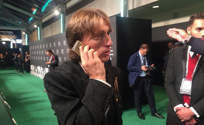 Mặc kệ XS Max, Modric giành giải Cầu thủ xuất sắc nhất năm của FIFA vẫn dùng iPhone 5S