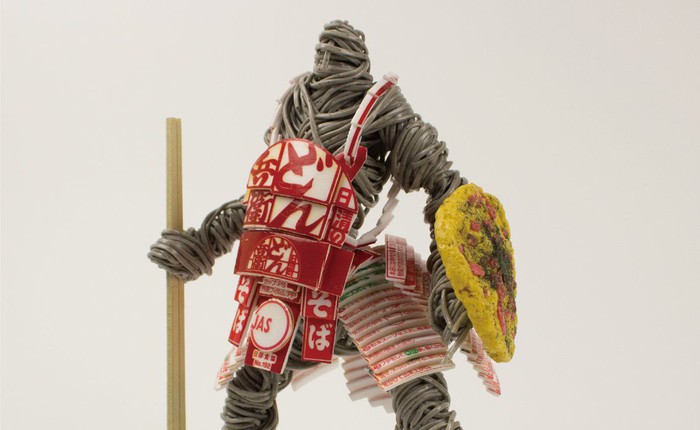 Thích thú với mô hình chiến binh được người nghệ sĩ Nhật Bản tạo nên từ mỳ ăn liền