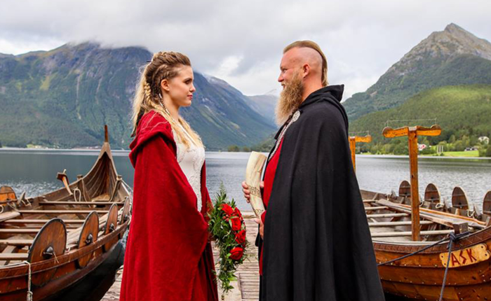 Cặp đôi Na Uy tổ chức đám cưới với thuyền chiến và cắt máu ăn thề theo đúng chuẩn Viking