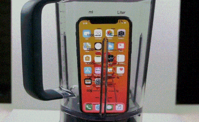 Thử nghiệm làm món “nước ép” iPhone X với máy xay sinh tố: Hồn xác chia lìa