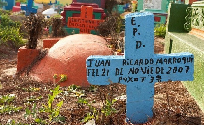 Ở Guatemala có những ngôi mộ được sơn đủ mọi gam màu sặc sỡ để tôn vinh người đã mất