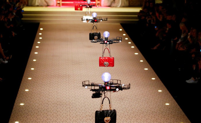 Lần đầu tiên trong lịch sử: Dolce & Gabbana dùng drone trình diễn thời trang, xách túi thay cho người mẫu