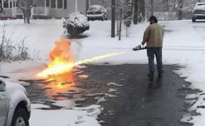 Quá chán việc phải cầm xẻng dọn tuyết, anh chàng người Mỹ này đã dùng súng phun lửa để làm sạch đường phố