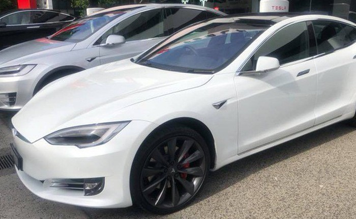 Chồng siêu mẫu Ngọc Thạch tậu Tesla Model S tăng tốc từ 0 – 100 km trong 2,7 giây