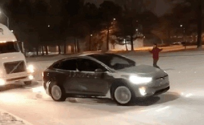 Xe điện Tesla lôi xe container lên dốc giữa trời mưa tuyết khiến cộng đồng mạng bất ngờ