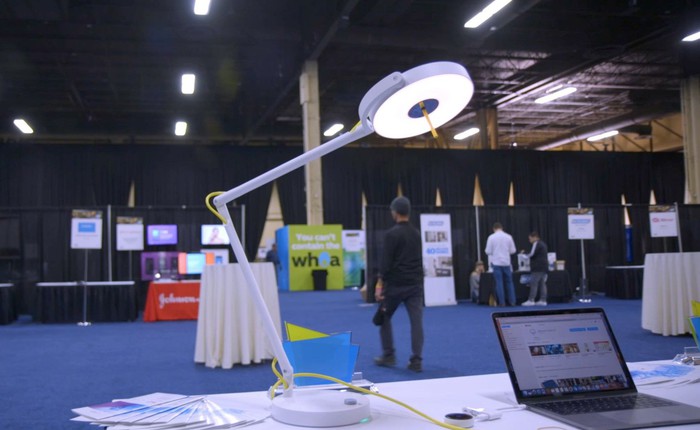 [CES 2018] Đây là chiếc đèn có thể cung cấp kết nối internet cho bạn qua ánh sáng