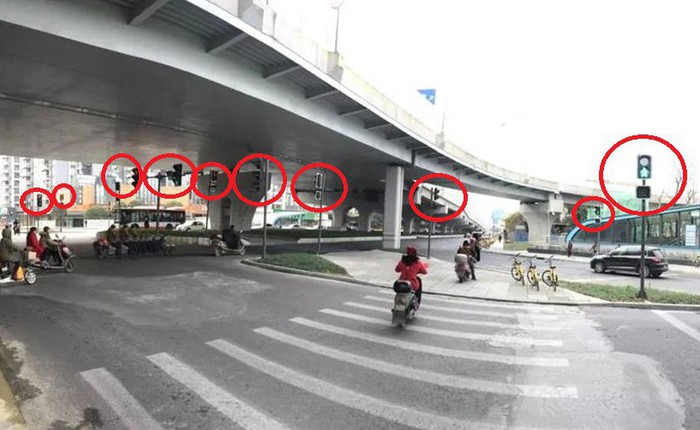Trung Quốc: Người dân hoang mang vì ngã tư này có tới... 37 cột đèn giao thông
