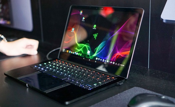 [CES 2018] Cận cảnh Razer Phone và Project Linda, thiết bị biến Razer Phone thành laptop