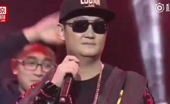 CEO Pony Ma của Tencent gây tranh cãi vì diện đồ hip-hop lên sân khấu để hát nhạc... sến