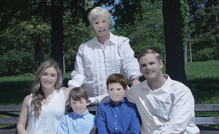 Bỏ 250USD chụp ảnh gia đình ngoại cảnh, nhận được ảnh mặt trắng như quỷ dạ xoa