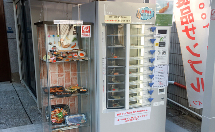 Nhật Bản có cả máy bán mô hình đồ ăn giả tự động, trông ứa nước miếng vì tưởng thức ăn thật