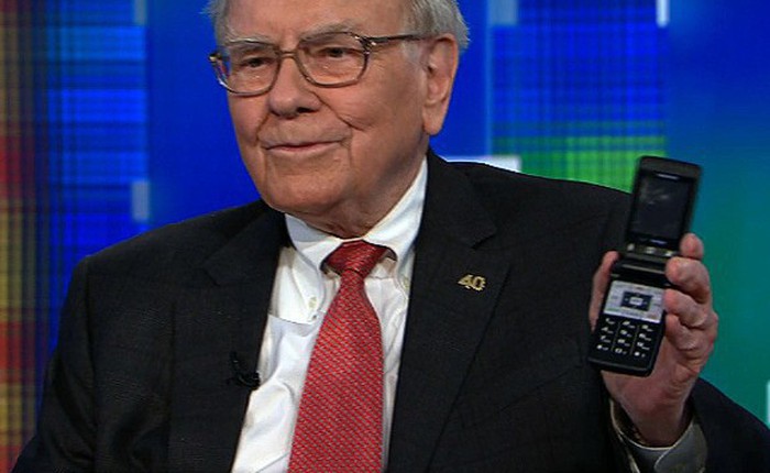 Dù là cổ đông lớn thứ 5 của Apple nhưng Warren Buffett không dùng iPhone, gắn bó với chiếc Samsung nắp gập