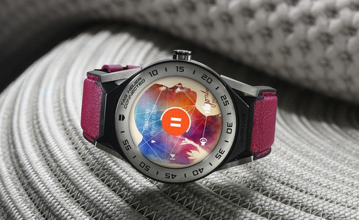 TAG Heuer ra mắt smartwatch mới, giá 1.200 USD, có khả năng biến thành đồng hồ cơ, chống nước ở độ sâu 50 mét