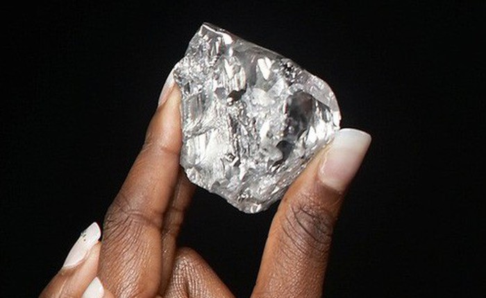 Tìm thấy viên kim cương khổng lồ 910 carat tại Châu Phi