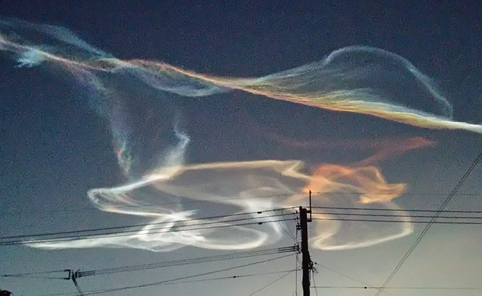 Những vệt mây khói đa sắc trên bầu trời Nhật Bản là kết quả của việc phóng tên lửa vệ tinh