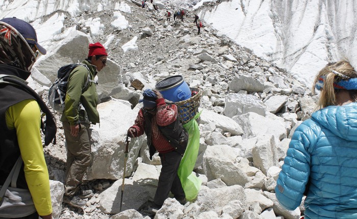 Người đàn ông mang quyết tâm dọn hết phân trên đỉnh Everest