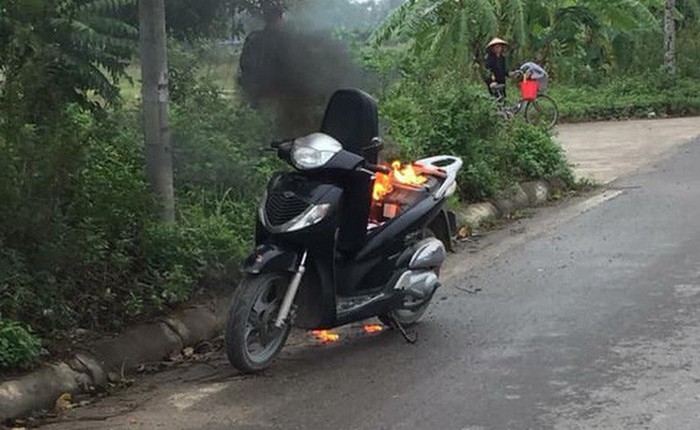 Hà Nội: Xe Honda SH bất ngờ bốc cháy giữa đường vì để pin dự phòng trong cốp