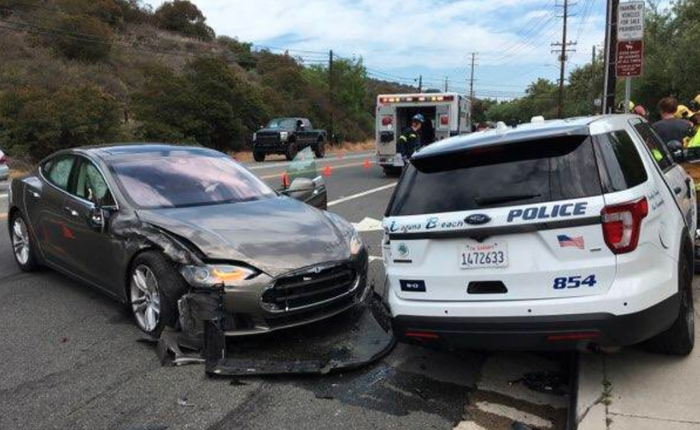 Chế độ tự lái của Tesla Model S lại gây tai nạn, lần này đâm thẳng vào... xe cảnh sát