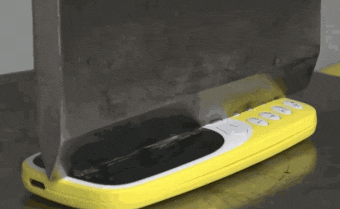 [Video tra tấn] Thử cắt đôi Nokia 3310 bằng máy nén thủy lực nặng 100 tấn