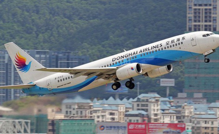 Phi công Trung Quốc bị phạt 40 triệu đồng, cấm bay 6 tháng vì cho vợ vào buồng lái để trốn vé