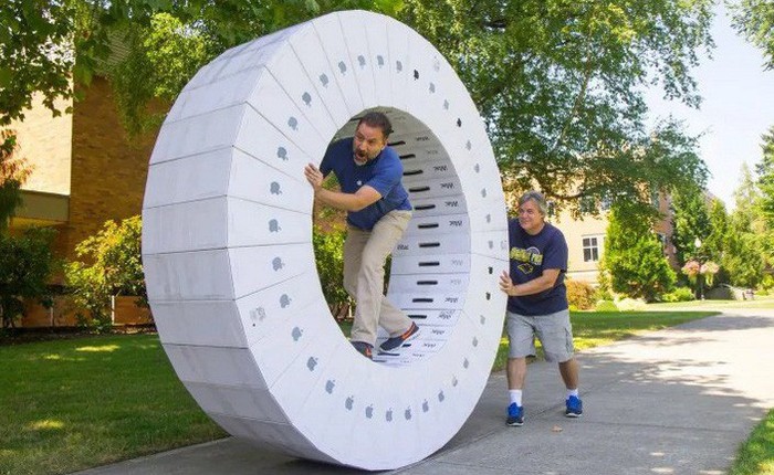 Góc rảnh rỗi: Lắp 36 hộp iMac rỗng thành bánh xe khổng lồ để nghịch cho vui