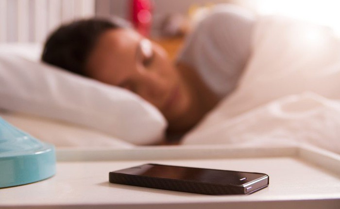 Rốt cuộc: Bạn có nên để điện thoại gần mình khi ngủ không?