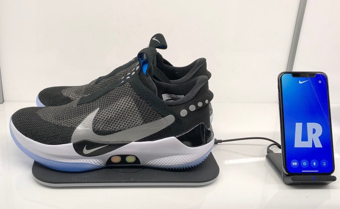 Nike ra mắt mẫu giày tự thắt dây mới, sạc không dây, điều khiển bằng ứng dụng smartphone và rẻ bằng 1/2 HyperAdapt 1.0
