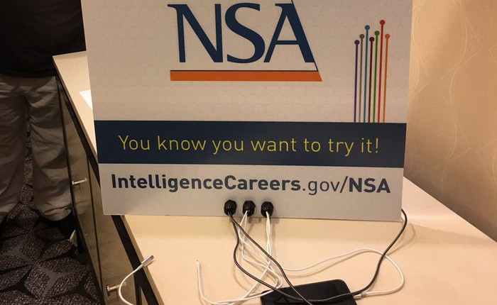 NSA dựng trạm sạc điện thoại ngay tại hội chợ hacker, mời chào mọi người dùng thử