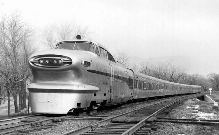 Chào mừng đến thế kỷ 20, khi đầu máy xe lửa có thiết kế đậm chất khoa học viễn tưởng