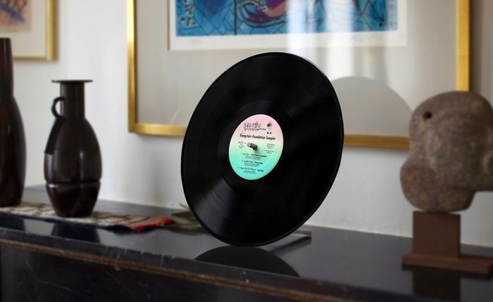 Đĩa nhựa Vinyl giờ cũng biến thành loa Bluetooth được, âm thanh trong trẻo, bass đầy đặn mà còn được tiếng bảo vệ môi trường