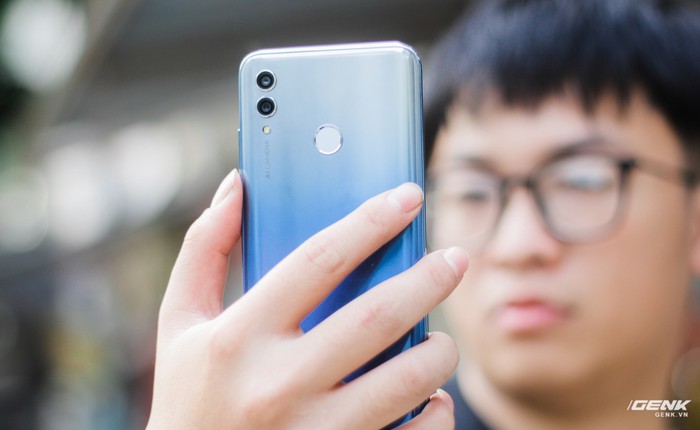 Đánh giá Honor 10 Lite: Smartphone selfie 24MP và mặt lưng gradient với giá rẻ
