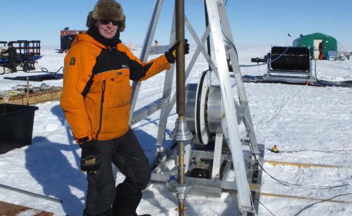 Dùng khoan nước nóng, các nhà khoa học khoan được hố sâu kỷ lục tại Nam Cực: tận 2.152 mét!