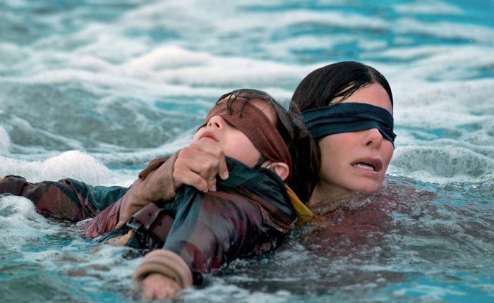 "Bird Box Challenge" là gì và lý do Netflix yêu cầu người hâm mộ tuyệt đối không nên bắt chước