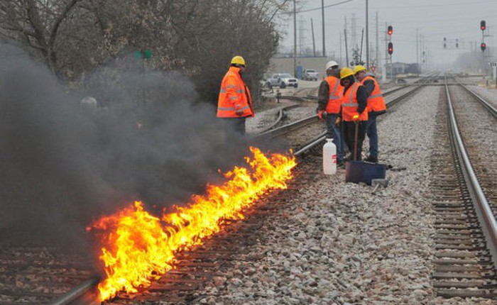 Chicago: Trời quá lạnh, nhân viên đem dầu hoả ra đốt để "sưởi ấm" đường ray