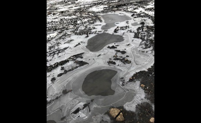 Bức ảnh chụp bằng iPhone khiến Reddit xôn xao: Không biết là vũng nước hay hồ băng nhìn từ trên cao
