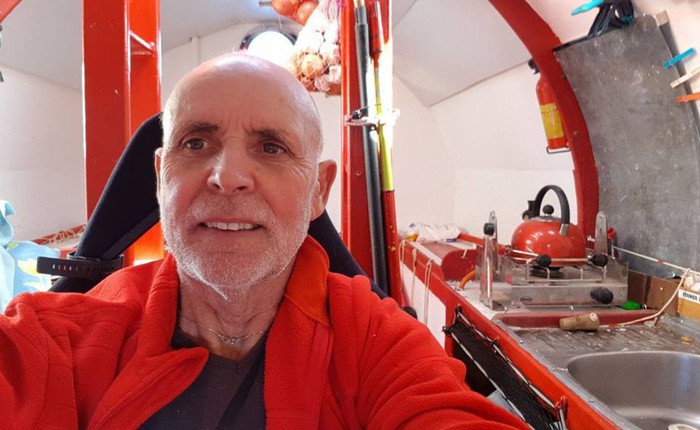 Cụ "già gân" 71 tuổi tự chế một cái thùng gỗ khổng lồ, một mình lênh đênh vượt Đại Tây Dương bằng dòng biển