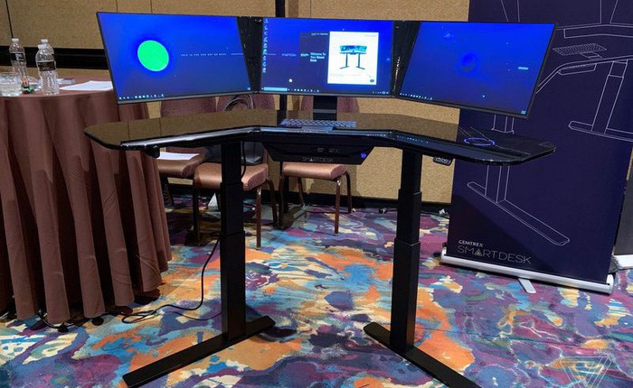 [CES 2019] Chiếc bàn đứng thông minh độc đáo này được tích hợp một PC cùng 3 màn hình cảm ứng