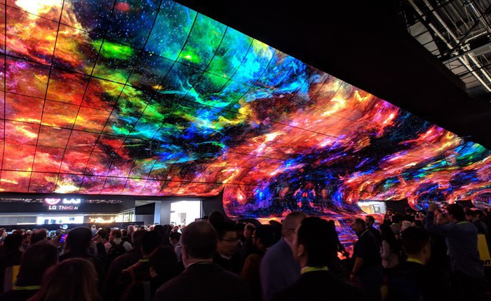 [CES 2019] LG làm bùng nổ triển lãm với màn trình diễn màn hình OLED uốn cong khổng lồ