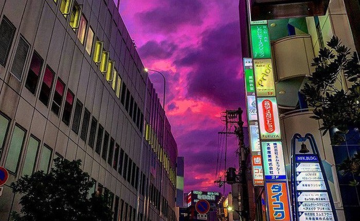 Trước siêu bão Hagibis đổ bộ, xôn xao loạt hình ảnh bầu trời Nhật Bản bất ngờ chuyển sang màu tím kì lạ