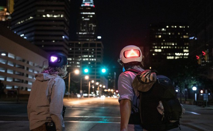 Apple nay bán cả mũ bảo hiểm thông minh cho người đi xe đạp, tích hợp đèn LED báo rẽ