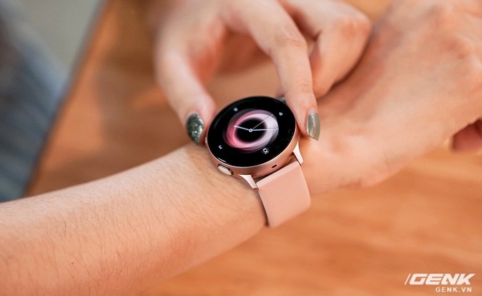 Trên tay Galaxy Watch Active 2: Viền xoay cảm ứng, hai cỡ màn hình, đặt hàng trước tặng tai nghe 3.5 triệu