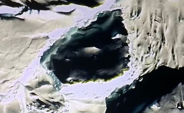Một người dùng Google Earth tin rằng mình đã phát hiện ra 'hộp sọ khổng lồ' tại Nam Cực