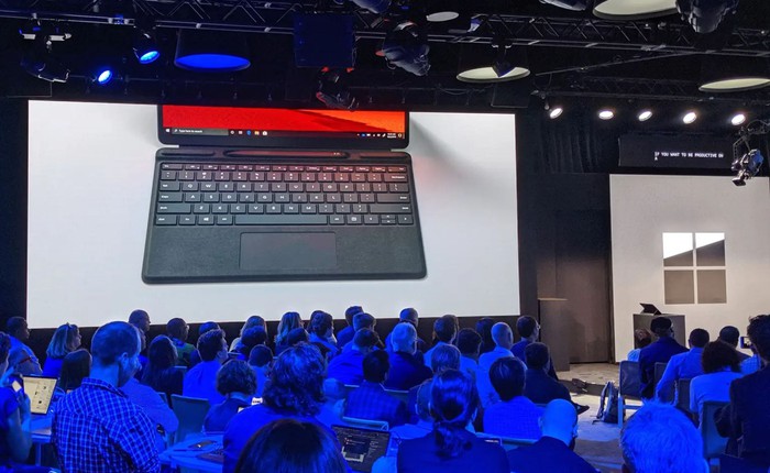 Làm bạn với tất cả nhưng Microsoft vẫn 'đá xoáy' thẳng mặt Apple trong buổi giới thiệu Surface