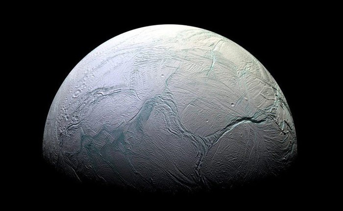 Nghiên cứu mới từ NASA: nước trên Enceladus, mặt trăng của Sao Thổ, chứa yếu tố cấu thành protein và tạo nên sự sống